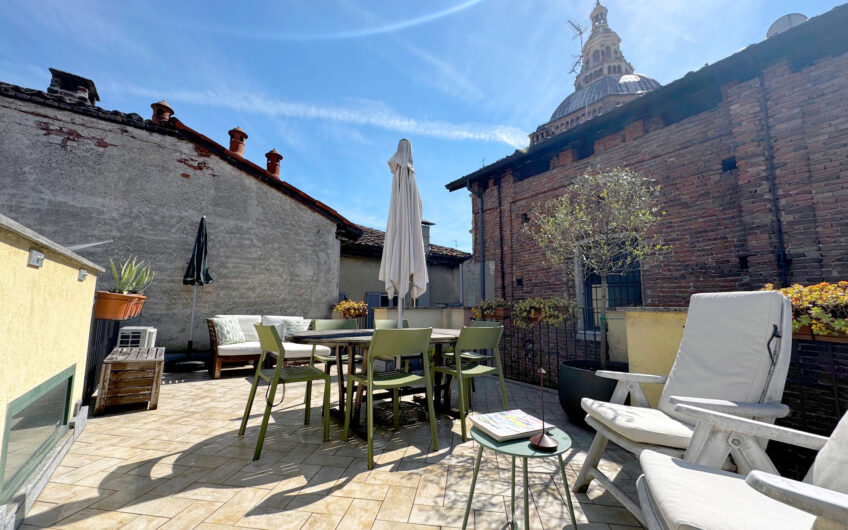 PAVIA VIA BECCARIA APPARTAMENTO MANSARDATO, RISTRUTTURATO,  DI 2 LOCALI + SERVIZI E ANGOLO COTTURA  CON SPLENDIDO TERRAZZO DI 20 CON VISTA SULLA CUPOLA DEL DUOMO OTTIMO PER  INVESTIMENTO AD ALTA REDDITIVITA’  . EURO 195.000