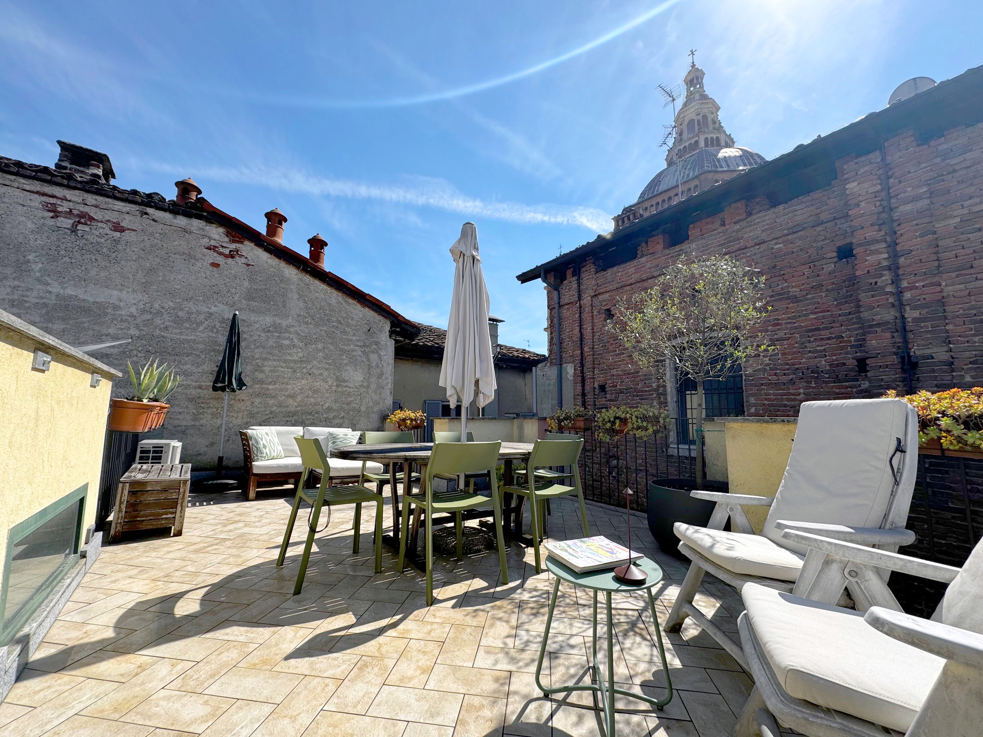 PAVIA VIA BECCARIA APPARTAMENTO MANSARDATO, RISTRUTTURATO,  DI 2 LOCALI + SERVIZI E ANGOLO COTTURA  CON SPLENDIDO TERRAZZO DI 20 CON VISTA SULLA CUPOLA DEL DUOMO OTTIMO PER  INVESTIMENTO AD ALTA REDDITIVITA'  . EURO 195.000