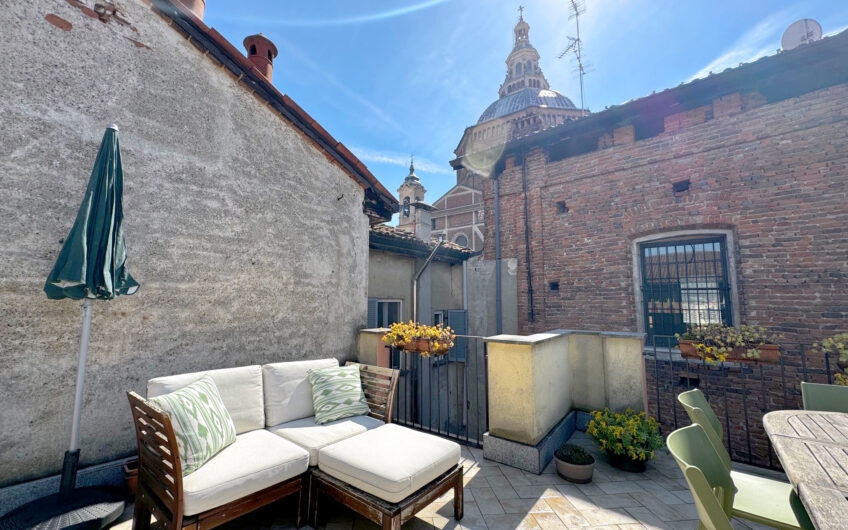 PAVIA VIA BECCARIA APPARTAMENTO MANSARDATO, RISTRUTTURATO,  DI 2 LOCALI + SERVIZI E ANGOLO COTTURA  CON SPLENDIDO TERRAZZO DI 20 CON VISTA SULLA CUPOLA DEL DUOMO OTTIMO PER  INVESTIMENTO AD ALTA REDDITIVITA’  . EURO 195.000