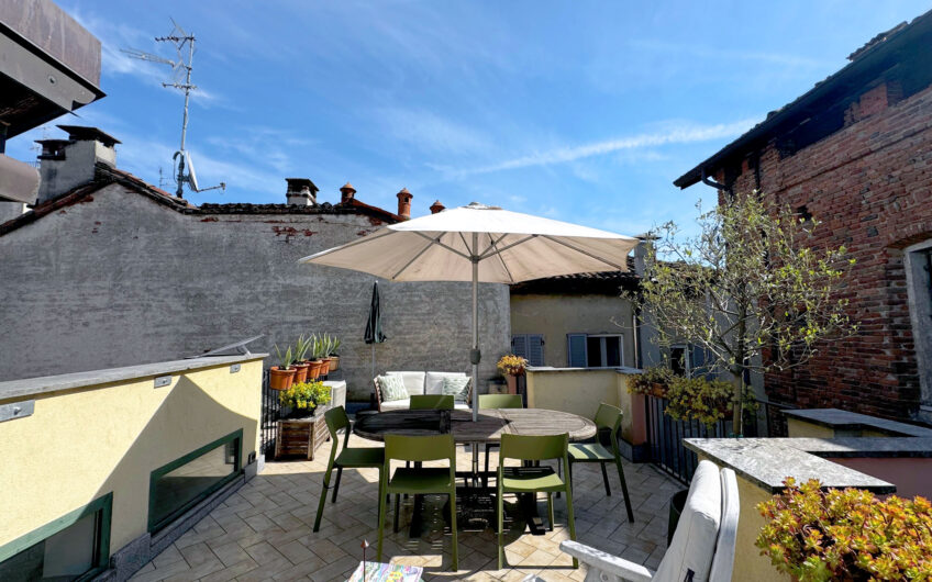 PAVIA VIA BECCARIA APPARTAMENTO MANSARDATO, RISTRUTTURATO,  DI 2 LOCALI + SERVIZI E ANGOLO COTTURA  CON SPLENDIDO TERRAZZO DI 20 CON VISTA SULLA CUPOLA DEL DUOMO OTTIMO PER  INVESTIMENTO AD ALTA REDDITIVITA’  . EURO 195.000