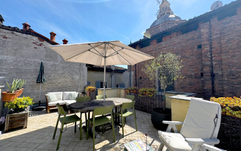PAVIA VIA BECCARIA APPARTAMENTO MANSARDATO, RISTRUTTURATO,  DI 2 LOCALI + SERVIZI E ANGOLO COTTURA  CON SPLENDIDO TERRAZZO DI 20 CON VISTA SULLA CUPOLA DEL DUOMO OTTIMO PER  INVESTIMENTO AD ALTA REDDITIVITA’  . EURO 195.000