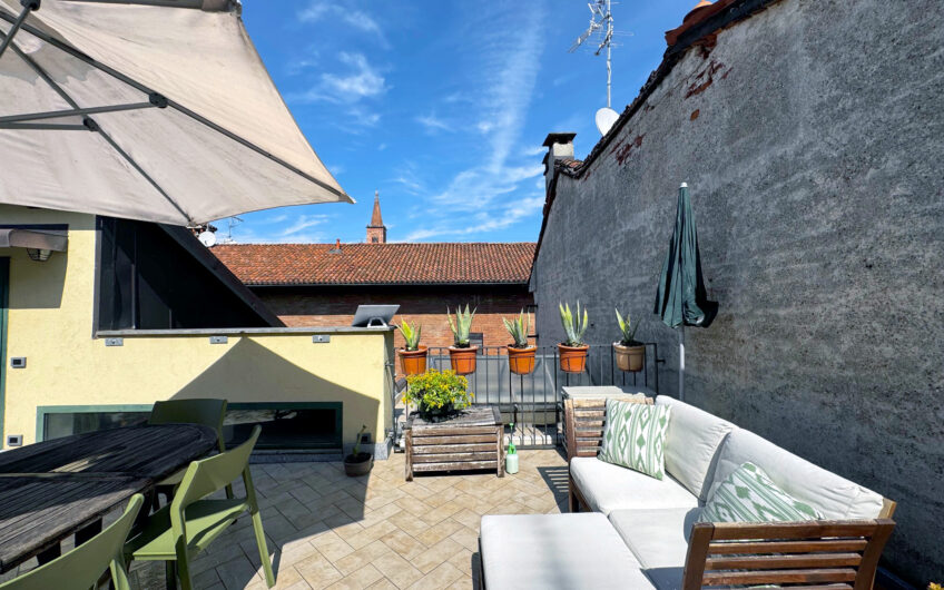 PAVIA VIA BECCARIA APPARTAMENTO MANSARDATO, RISTRUTTURATO,  DI 2 LOCALI + SERVIZI E ANGOLO COTTURA  CON SPLENDIDO TERRAZZO DI 20 CON VISTA SULLA CUPOLA DEL DUOMO OTTIMO PER  INVESTIMENTO AD ALTA REDDITIVITA’  . EURO 195.000