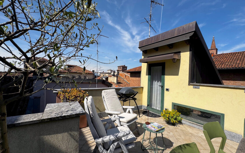 PAVIA VIA BECCARIA APPARTAMENTO MANSARDATO, RISTRUTTURATO,  DI 2 LOCALI + SERVIZI E ANGOLO COTTURA  CON SPLENDIDO TERRAZZO DI 20 CON VISTA SULLA CUPOLA DEL DUOMO OTTIMO PER  INVESTIMENTO AD ALTA REDDITIVITA’  . EURO 195.000