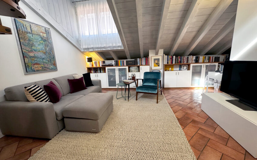 PAVIA VIA BECCARIA APPARTAMENTO MANSARDATO, RISTRUTTURATO,  DI 2 LOCALI + SERVIZI E ANGOLO COTTURA  CON SPLENDIDO TERRAZZO DI 20 CON VISTA SULLA CUPOLA DEL DUOMO OTTIMO PER  INVESTIMENTO AD ALTA REDDITIVITA’  . EURO 195.000