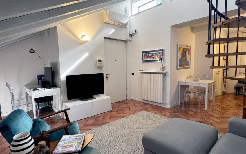 PAVIA VIA BECCARIA APPARTAMENTO MANSARDATO, RISTRUTTURATO,  DI 2 LOCALI + SERVIZI E ANGOLO COTTURA  CON SPLENDIDO TERRAZZO DI 20 CON VISTA SULLA CUPOLA DEL DUOMO OTTIMO PER  INVESTIMENTO AD ALTA REDDITIVITA’  . EURO 195.000