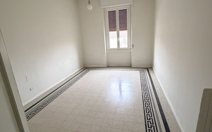 PAVIA PIAZZA SAN PIETRO IN CIEL D’ORO AFFITTASI SIGNORILE APPARTAMENTO CON AMPIO SOGGIORNO, CUCINA ABITABILE, 3 AMPIE CAMERE DA LETTO, UN SERVIZIO CON VASCA E DOCCIA, RISC. CENTRALIZZATO CON TERMOVALVOLE, POSTO AUTO CONDOMINIALE. EURO 1.200 MESE + 200 SPESE, CONTRATTO 4 + 4