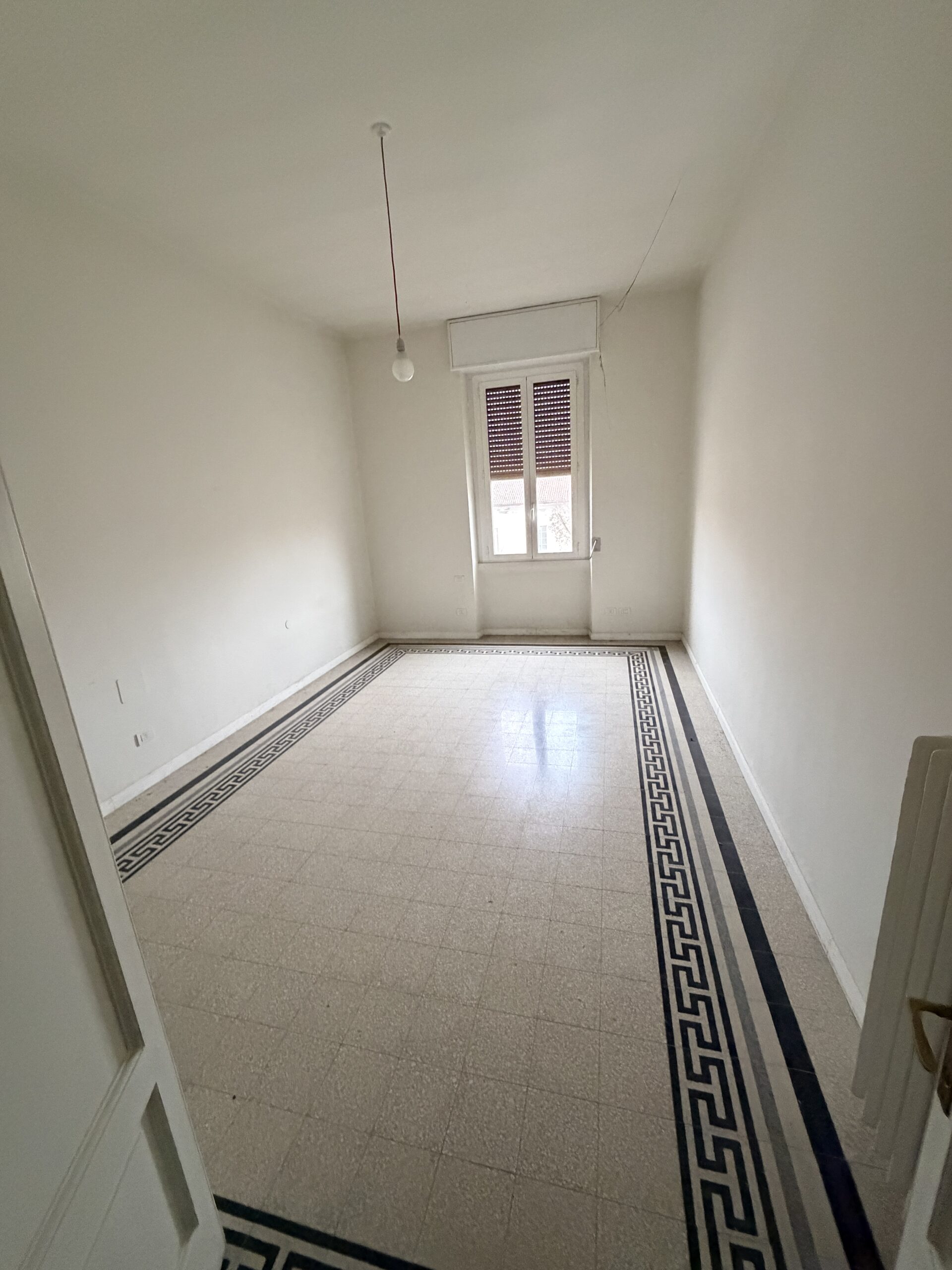 PAVIA PIAZZA SAN PIETRO IN CIEL D'ORO AFFITTASI SIGNORILE APPARTAMENTO CON AMPIO SOGGIORNO, CUCINA ABITABILE, 3 AMPIE CAMERE DA LETTO, UN SERVIZIO CON VASCA E DOCCIA, RISC. CENTRALIZZATO CON TERMOVALVOLE, POSTO AUTO CONDOMINIALE. EURO 1.200 MESE + 200 SPESE, CONTRATTO 4 + 4