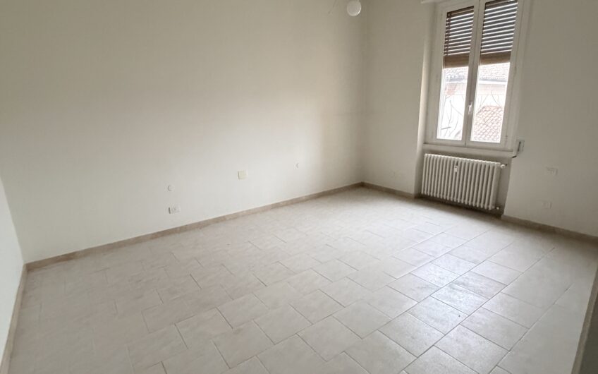 PAVIA PIAZZA SAN PIETRO IN CIEL D’ORO AFFITTASI SIGNORILE APPARTAMENTO CON AMPIO SOGGIORNO, CUCINA ABITABILE, 3 AMPIE CAMERE DA LETTO, UN SERVIZIO CON VASCA E DOCCIA, RISC. CENTRALIZZATO CON TERMOVALVOLE, POSTO AUTO CONDOMINIALE. EURO 1.200 MESE + 200 SPESE, CONTRATTO 4 + 4