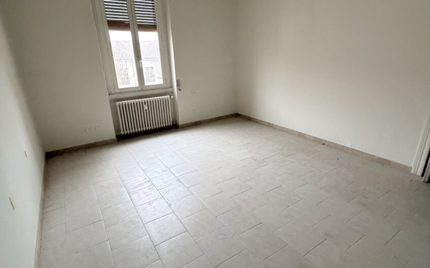 PAVIA PIAZZA SAN PIETRO IN CIEL D’ORO AFFITTASI SIGNORILE APPARTAMENTO CON AMPIO SOGGIORNO, CUCINA ABITABILE, 3 AMPIE CAMERE DA LETTO, UN SERVIZIO CON VASCA E DOCCIA, RISC. CENTRALIZZATO CON TERMOVALVOLE, POSTO AUTO CONDOMINIALE. EURO 1.200 MESE + 200 SPESE, CONTRATTO 4 + 4