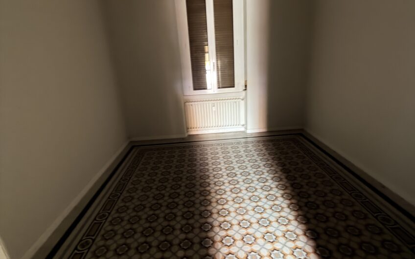 PAVIA PIAZZA SAN PIETRO IN CIEL D’ORO AFFITTASI SIGNORILE APPARTAMENTO CON AMPIO SOGGIORNO, CUCINA ABITABILE, 3 AMPIE CAMERE DA LETTO, UN SERVIZIO CON VASCA E DOCCIA, RISC. CENTRALIZZATO CON TERMOVALVOLE, POSTO AUTO CONDOMINIALE. EURO 1.200 MESE + 200 SPESE, CONTRATTO 4 + 4