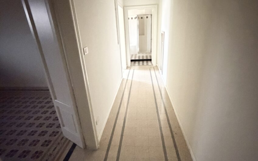 PAVIA PIAZZA SAN PIETRO IN CIEL D’ORO AFFITTASI SIGNORILE APPARTAMENTO CON AMPIO SOGGIORNO, CUCINA ABITABILE, 3 AMPIE CAMERE DA LETTO, UN SERVIZIO CON VASCA E DOCCIA, RISC. CENTRALIZZATO CON TERMOVALVOLE, POSTO AUTO CONDOMINIALE. EURO 1.200 MESE + 200 SPESE, CONTRATTO 4 + 4