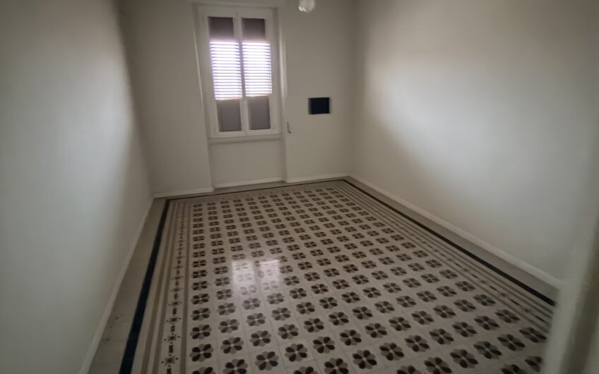 PAVIA PIAZZA SAN PIETRO IN CIEL D’ORO AFFITTASI SIGNORILE APPARTAMENTO CON AMPIO SOGGIORNO, CUCINA ABITABILE, 3 AMPIE CAMERE DA LETTO, UN SERVIZIO CON VASCA E DOCCIA, RISC. CENTRALIZZATO CON TERMOVALVOLE, POSTO AUTO CONDOMINIALE. EURO 1.200 MESE + 200 SPESE, CONTRATTO 4 + 4