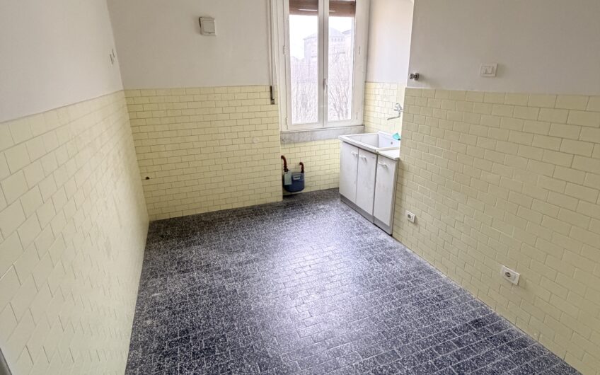 PAVIA PIAZZA SAN PIETRO IN CIEL D’ORO AFFITTASI SIGNORILE APPARTAMENTO CON AMPIO SOGGIORNO, CUCINA ABITABILE, 3 AMPIE CAMERE DA LETTO, UN SERVIZIO CON VASCA E DOCCIA, RISC. CENTRALIZZATO CON TERMOVALVOLE, POSTO AUTO CONDOMINIALE. EURO 1.200 MESE + 200 SPESE, CONTRATTO 4 + 4