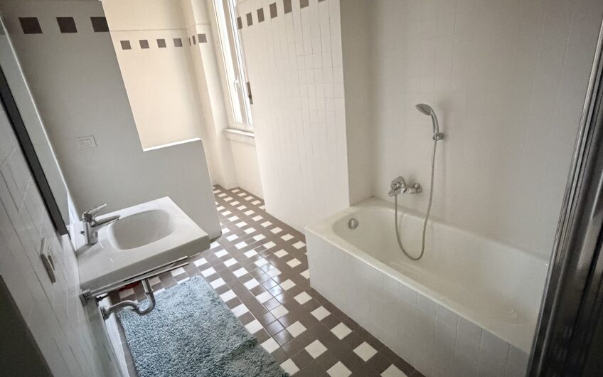 PAVIA PIAZZA SAN PIETRO IN CIEL D’ORO AFFITTASI SIGNORILE APPARTAMENTO CON AMPIO SOGGIORNO, CUCINA ABITABILE, 3 AMPIE CAMERE DA LETTO, UN SERVIZIO CON VASCA E DOCCIA, RISC. CENTRALIZZATO CON TERMOVALVOLE, POSTO AUTO CONDOMINIALE. EURO 1.200 MESE + 200 SPESE, CONTRATTO 4 + 4