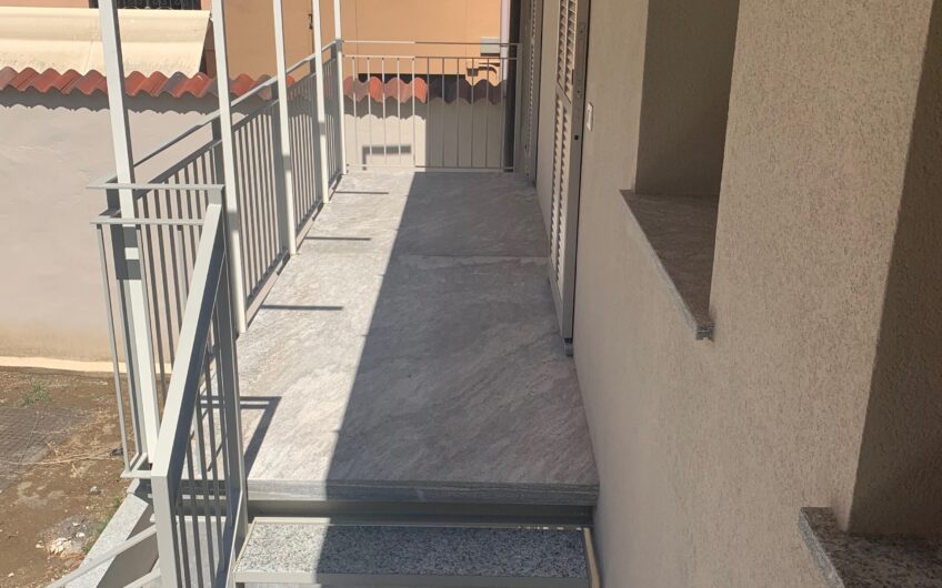 PAVIA STAZIONE VIALE VITTORIO EMANUELE II SIGNORILE BILOCALE IN VILLA RISTRUTTURATO E ARREDATO, RISC. A PAVIMENTO ARIA COND. POSTO AUTO EURO 900 MESE + 100 SPESE