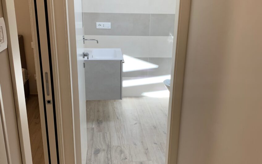 PAVIA STAZIONE VIALE VITTORIO EMANUELE II SIGNORILE BILOCALE IN VILLA RISTRUTTURATO E ARREDATO, RISC. A PAVIMENTO ARIA COND. POSTO AUTO EURO 900 MESE + 100 SPESE