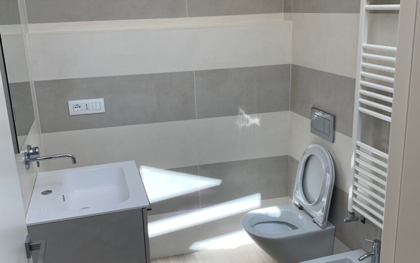 PAVIA STAZIONE VIALE VITTORIO EMANUELE II SIGNORILE BILOCALE IN VILLA RISTRUTTURATO E ARREDATO, RISC. A PAVIMENTO ARIA COND. POSTO AUTO EURO 900 MESE + 100 SPESE