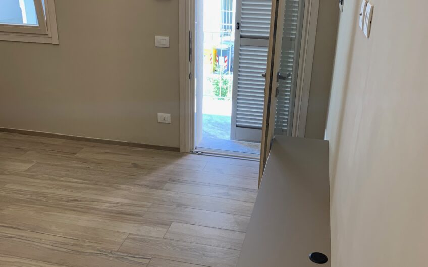 PAVIA STAZIONE VIALE VITTORIO EMANUELE II SIGNORILE BILOCALE IN VILLA RISTRUTTURATO E ARREDATO, RISC. A PAVIMENTO ARIA COND. POSTO AUTO EURO 900 MESE + 100 SPESE