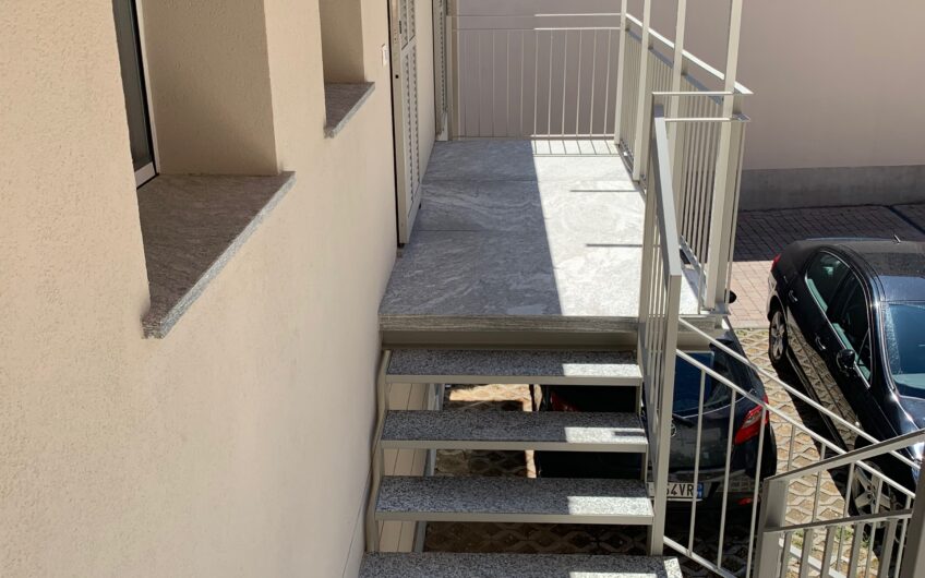 PAVIA STAZIONE VIALE VITTORIO EMANUELE II SIGNORILE BILOCALE IN VILLA RISTRUTTURATO E ARREDATO, RISC. A PAVIMENTO ARIA COND. POSTO AUTO EURO 900 MESE + 100 SPESE