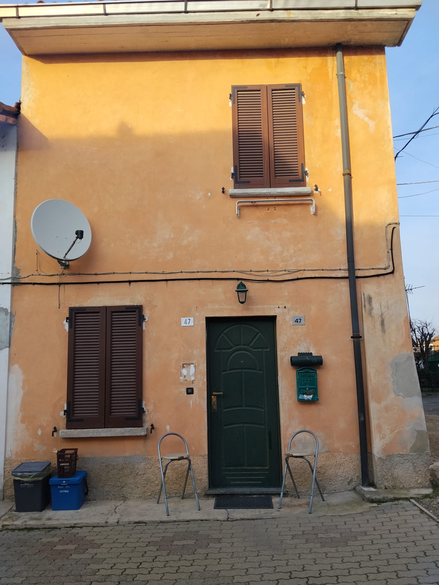 SAN LEONARDO VIA CASE NUOVE VENDESI CASETTA SEMINDIPENDENTE DI 2 LOCALI + SERVIZI, SU 2 LIVELLI, ARREDATA, IN BUONE CONDIZIONI EURO 70.000