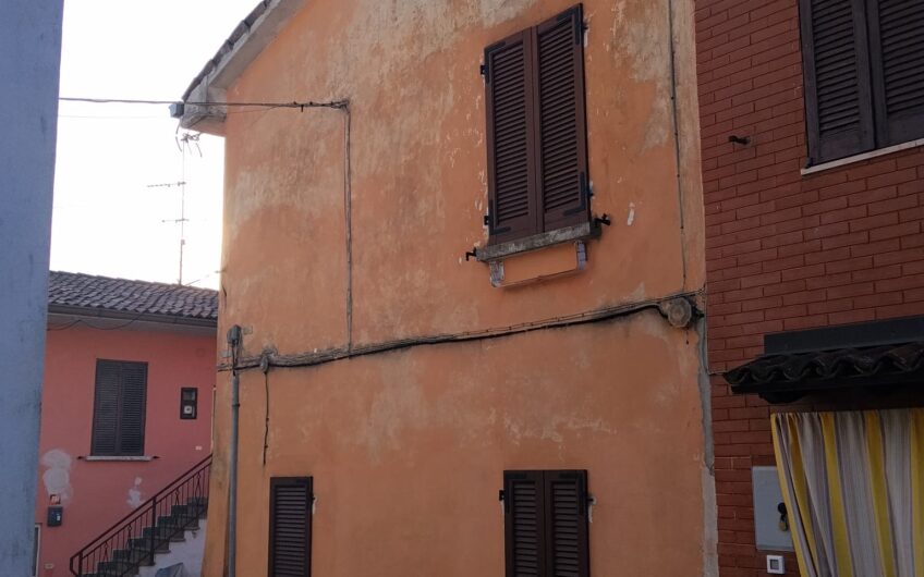 SAN LEONARDO VIA CASE NUOVE VENDESI CASETTA SEMINDIPENDENTE DI 2 LOCALI + SERVIZI, SU 2 LIVELLI, ARREDATA, IN BUONE CONDIZIONI EURO 70.000