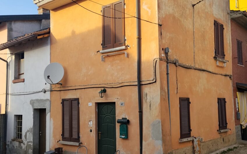 SAN LEONARDO VIA CASE NUOVE VENDESI CASETTA SEMINDIPENDENTE DI 2 LOCALI + SERVIZI, SU 2 LIVELLI, ARREDATA, IN BUONE CONDIZIONI EURO 70.000