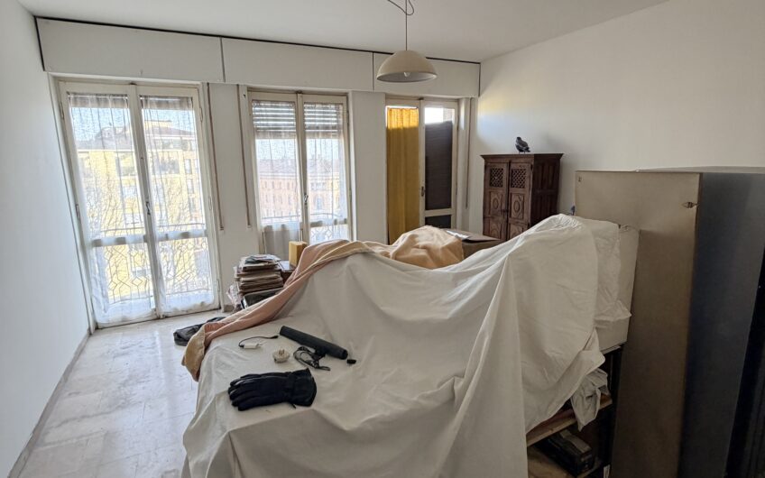 PAVIA PIAZZA MINERVA VIALE BATTISTI LUMINOSO APPARTAMENTO DA RISTRUTTURARE AL PIANO 6° DI CIRCA 125 MQ CON SOGGIORNO, CUCINA ABITABILE, 2 CAMERE, STUDIO, 2 SERVIZI, BALCONE E 3 BALCONCINI, CANTINA, RISC. CENTRALIZZATO . EURO 350.000