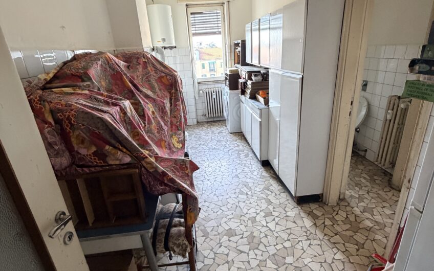 PAVIA PIAZZA MINERVA VIALE BATTISTI LUMINOSO APPARTAMENTO DA RISTRUTTURARE AL PIANO 6° DI CIRCA 125 MQ CON SOGGIORNO, CUCINA ABITABILE, 2 CAMERE, STUDIO, 2 SERVIZI, BALCONE E 3 BALCONCINI, CANTINA, RISC. CENTRALIZZATO . EURO 350.000