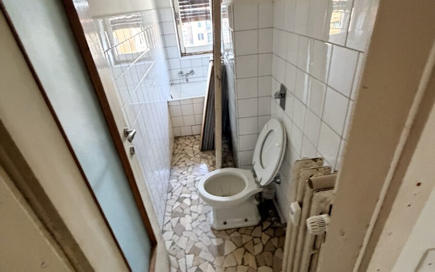 PAVIA PIAZZA MINERVA VIALE BATTISTI LUMINOSO APPARTAMENTO DA RISTRUTTURARE AL PIANO 6° DI CIRCA 125 MQ CON SOGGIORNO, CUCINA ABITABILE, 2 CAMERE, STUDIO, 2 SERVIZI, BALCONE E 3 BALCONCINI, CANTINA, RISC. CENTRALIZZATO . EURO 350.000