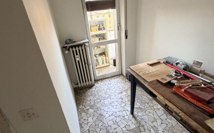 PAVIA PIAZZA MINERVA VIALE BATTISTI LUMINOSO APPARTAMENTO DA RISTRUTTURARE AL PIANO 6° DI CIRCA 125 MQ CON SOGGIORNO, CUCINA ABITABILE, 2 CAMERE, STUDIO, 2 SERVIZI, BALCONE E 3 BALCONCINI, CANTINA, RISC. CENTRALIZZATO . EURO 350.000