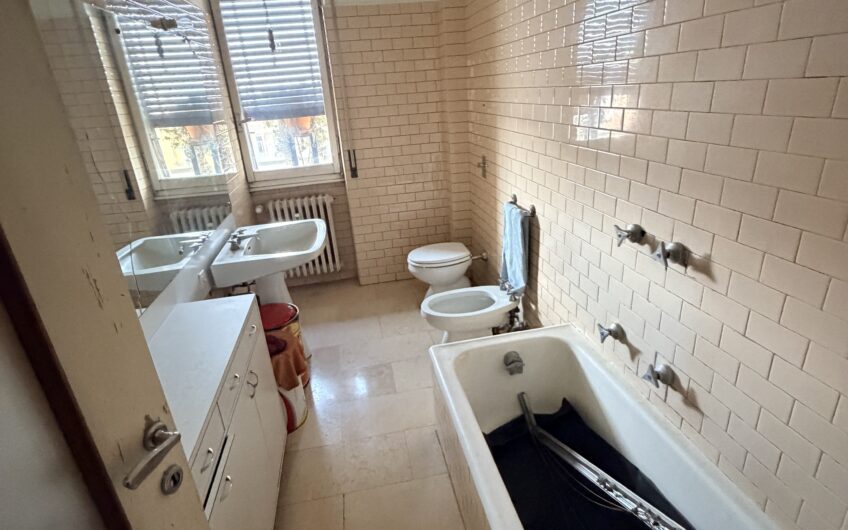 PAVIA PIAZZA MINERVA VIALE BATTISTI LUMINOSO APPARTAMENTO DA RISTRUTTURARE AL PIANO 6° DI CIRCA 125 MQ CON SOGGIORNO, CUCINA ABITABILE, 2 CAMERE, STUDIO, 2 SERVIZI, BALCONE E 3 BALCONCINI, CANTINA, RISC. CENTRALIZZATO . EURO 350.000