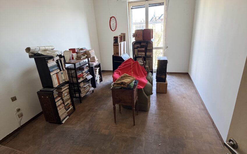 PAVIA PIAZZA MINERVA VIALE BATTISTI LUMINOSO APPARTAMENTO DA RISTRUTTURARE AL PIANO 6° DI CIRCA 125 MQ CON SOGGIORNO, CUCINA ABITABILE, 2 CAMERE, STUDIO, 2 SERVIZI, BALCONE E 3 BALCONCINI, CANTINA, RISC. CENTRALIZZATO . EURO 350.000