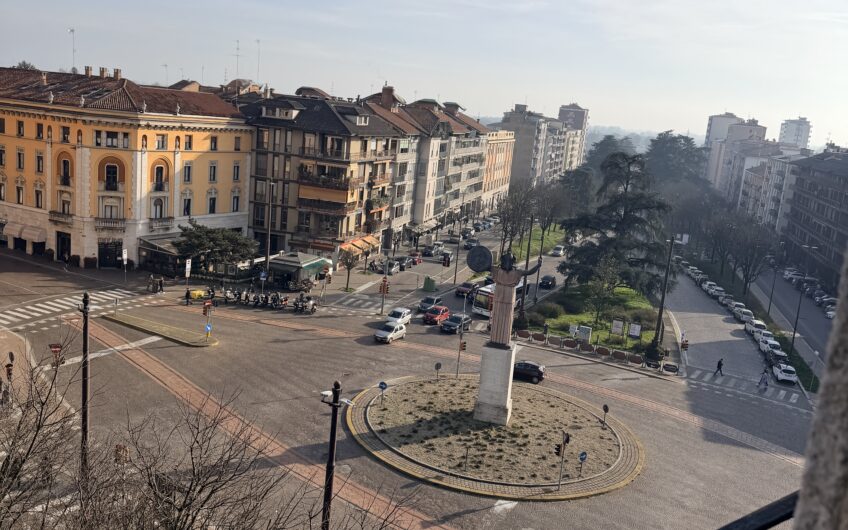 PAVIA PIAZZA MINERVA VIALE BATTISTI LUMINOSO APPARTAMENTO DA RISTRUTTURARE AL PIANO 6° DI CIRCA 125 MQ CON SOGGIORNO, CUCINA ABITABILE, 2 CAMERE, STUDIO, 2 SERVIZI, BALCONE E 3 BALCONCINI, CANTINA, RISC. CENTRALIZZATO . EURO 350.000