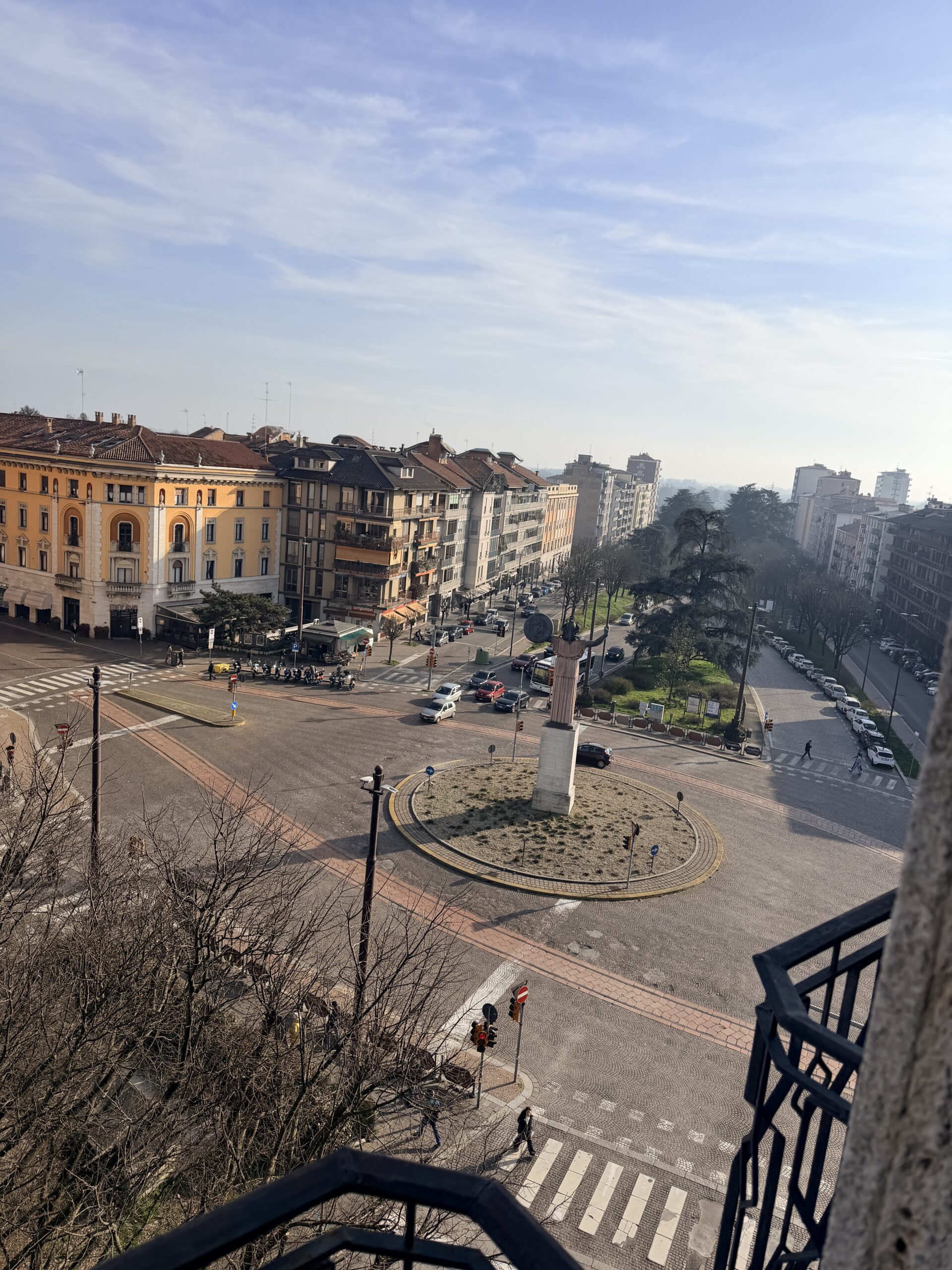 PAVIA PIAZZA MINERVA VIALE BATTISTI LUMINOSO APPARTAMENTO DA RISTRUTTURARE AL PIANO 6° DI CIRCA 125 MQ CON SOGGIORNO, CUCINA ABITABILE, 2 CAMERE, STUDIO, 2 SERVIZI, BALCONE E 3 BALCONCINI, CANTINA, RISC. CENTRALIZZATO . EURO 350.000