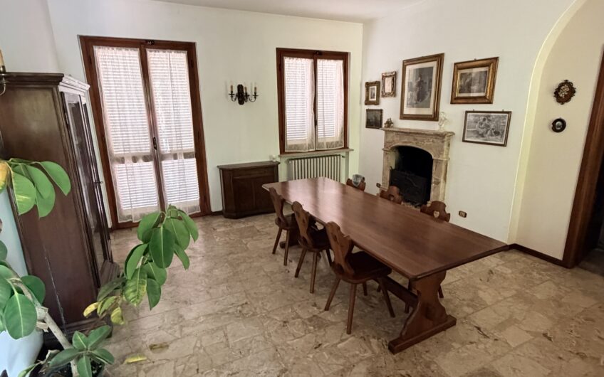 PAVIA VIA TORINO SIGNORILE VILLA INDIPENDENTE UN TRILOCALE CON DOPPI SERVIZI, STUDIO E LAVANDERIA , TERRAZZO AL PIANO RIALZATO E UN BILOCALE + SERVIZI  AL P. TERRA, AMPIO BOX DOPPIO E GIARDINO OTTIMAMENTE PIANTUMATO, EURO 390.000 OCCASIONE RARISSIMA DEL MERCATO