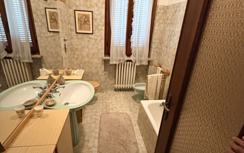 PAVIA VIA TORINO SIGNORILE VILLA INDIPENDENTE UN TRILOCALE CON DOPPI SERVIZI, STUDIO E LAVANDERIA , TERRAZZO AL PIANO RIALZATO E UN BILOCALE + SERVIZI  AL P. TERRA, AMPIO BOX DOPPIO E GIARDINO OTTIMAMENTE PIANTUMATO, EURO 390.000 OCCASIONE RARISSIMA DEL MERCATO