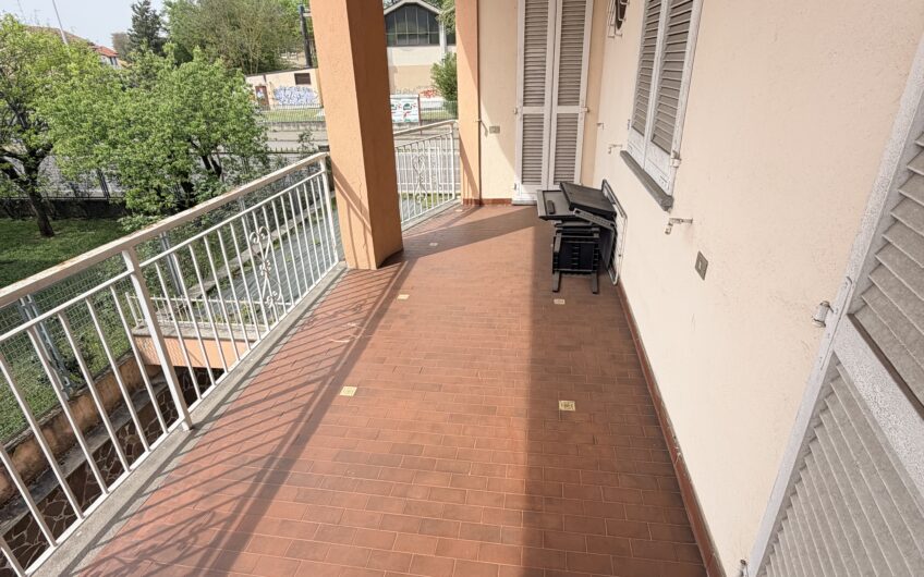 PAVIA VIA TORINO SIGNORILE VILLA INDIPENDENTE UN TRILOCALE CON DOPPI SERVIZI, STUDIO E LAVANDERIA , TERRAZZO AL PIANO RIALZATO E UN BILOCALE + SERVIZI  AL P. TERRA, AMPIO BOX DOPPIO E GIARDINO OTTIMAMENTE PIANTUMATO, EURO 390.000 OCCASIONE RARISSIMA DEL MERCATO