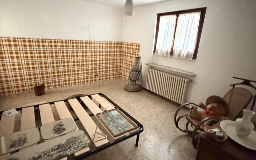 PAVIA VIA TORINO SIGNORILE VILLA INDIPENDENTE UN TRILOCALE CON DOPPI SERVIZI, STUDIO E LAVANDERIA , TERRAZZO AL PIANO RIALZATO E UN BILOCALE + SERVIZI  AL P. TERRA, AMPIO BOX DOPPIO E GIARDINO OTTIMAMENTE PIANTUMATO, EURO 390.000 OCCASIONE RARISSIMA DEL MERCATO