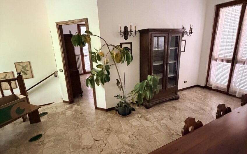 PAVIA VIA TORINO SIGNORILE VILLA INDIPENDENTE UN TRILOCALE CON DOPPI SERVIZI, STUDIO E LAVANDERIA , TERRAZZO AL PIANO RIALZATO E UN BILOCALE + SERVIZI  AL P. TERRA, AMPIO BOX DOPPIO E GIARDINO OTTIMAMENTE PIANTUMATO, EURO 390.000 OCCASIONE RARISSIMA DEL MERCATO