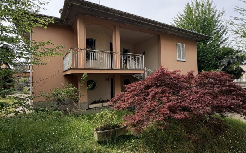 PAVIA VIA TORINO SIGNORILE VILLA INDIPENDENTE UN TRILOCALE CON DOPPI SERVIZI, STUDIO E LAVANDERIA , TERRAZZO AL PIANO RIALZATO E UN BILOCALE + SERVIZI  AL P. TERRA, AMPIO BOX DOPPIO E GIARDINO OTTIMAMENTE PIANTUMATO, EURO 390.000 OCCASIONE RARISSIMA DEL MERCATO