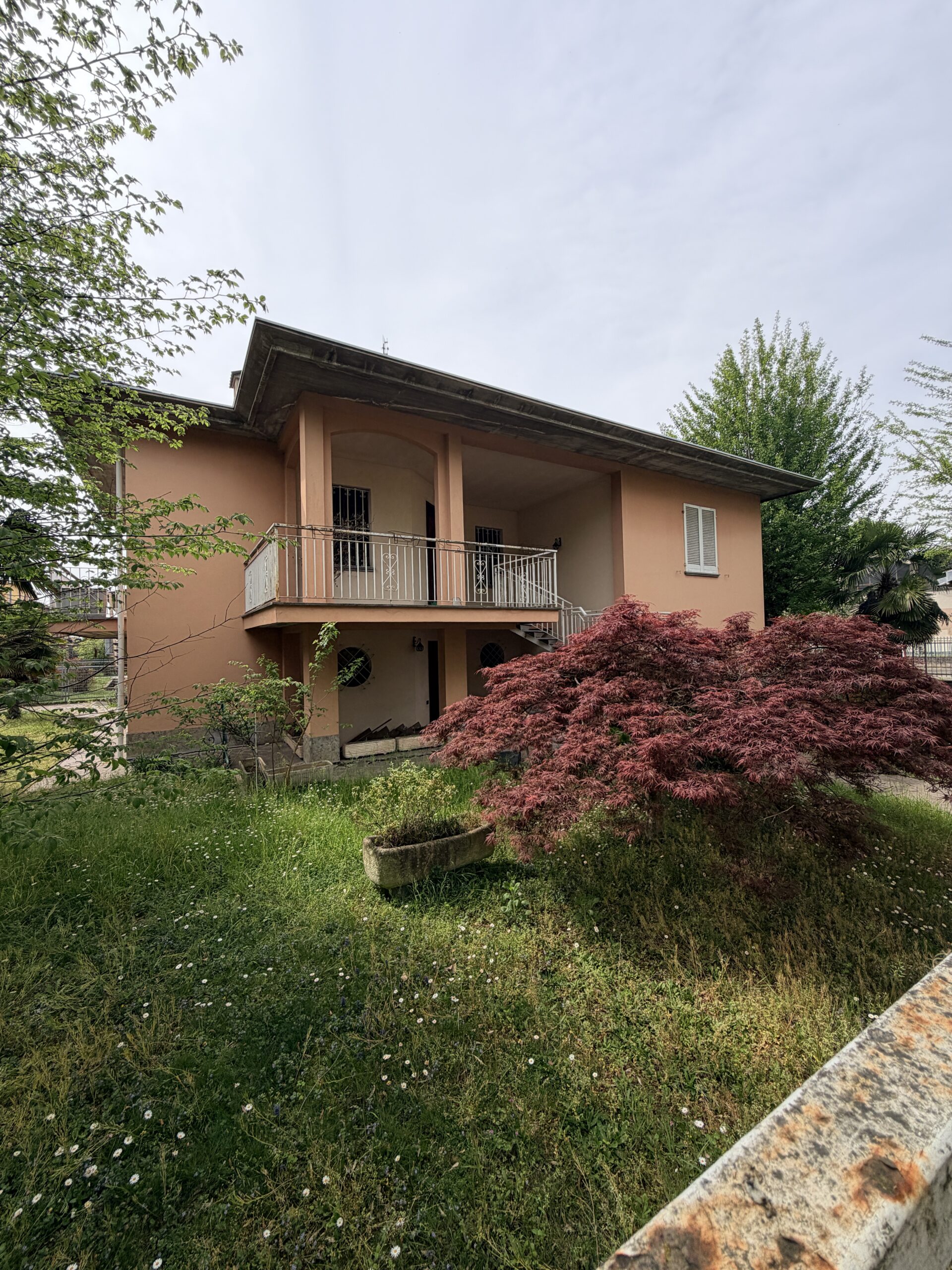 PAVIA VIA TORINO SIGNORILE VILLA INDIPENDENTE UN TRILOCALE CON DOPPI SERVIZI, STUDIO E LAVANDERIA , TERRAZZO AL PIANO RIALZATO E UN BILOCALE + SERVIZI  AL P. TERRA, AMPIO BOX DOPPIO E GIARDINO OTTIMAMENTE PIANTUMATO, EURO 390.000 OCCASIONE RARISSIMA DEL MERCATO