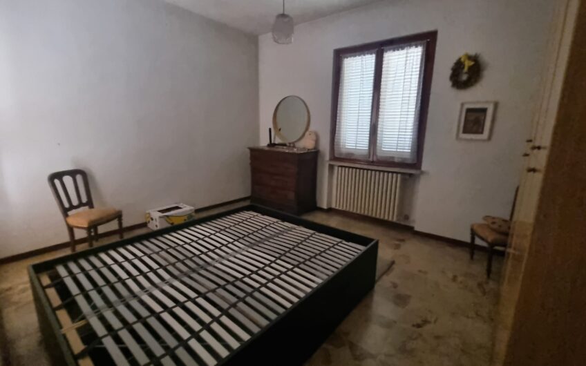 PAVIA VIA TORINO SIGNORILE VILLA INDIPENDENTE UN TRILOCALE CON DOPPI SERVIZI, STUDIO E LAVANDERIA , TERRAZZO AL PIANO RIALZATO E UN BILOCALE + SERVIZI  AL P. TERRA, AMPIO BOX DOPPIO E GIARDINO OTTIMAMENTE PIANTUMATO, EURO 390.000 OCCASIONE RARISSIMA DEL MERCATO