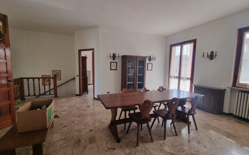 PAVIA VIA TORINO SIGNORILE VILLA INDIPENDENTE UN TRILOCALE CON DOPPI SERVIZI, STUDIO E LAVANDERIA , TERRAZZO AL PIANO RIALZATO E UN BILOCALE + SERVIZI  AL P. TERRA, AMPIO BOX DOPPIO E GIARDINO OTTIMAMENTE PIANTUMATO, EURO 390.000 OCCASIONE RARISSIMA DEL MERCATO