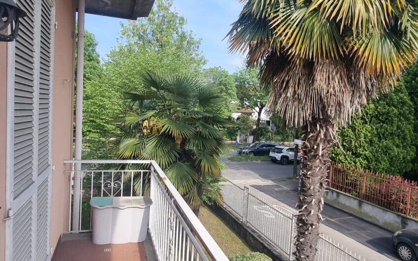 PAVIA VIA TORINO SIGNORILE VILLA INDIPENDENTE UN TRILOCALE CON DOPPI SERVIZI, STUDIO E LAVANDERIA , TERRAZZO AL PIANO RIALZATO E UN BILOCALE + SERVIZI  AL P. TERRA, AMPIO BOX DOPPIO E GIARDINO OTTIMAMENTE PIANTUMATO, EURO 390.000 OCCASIONE RARISSIMA DEL MERCATO