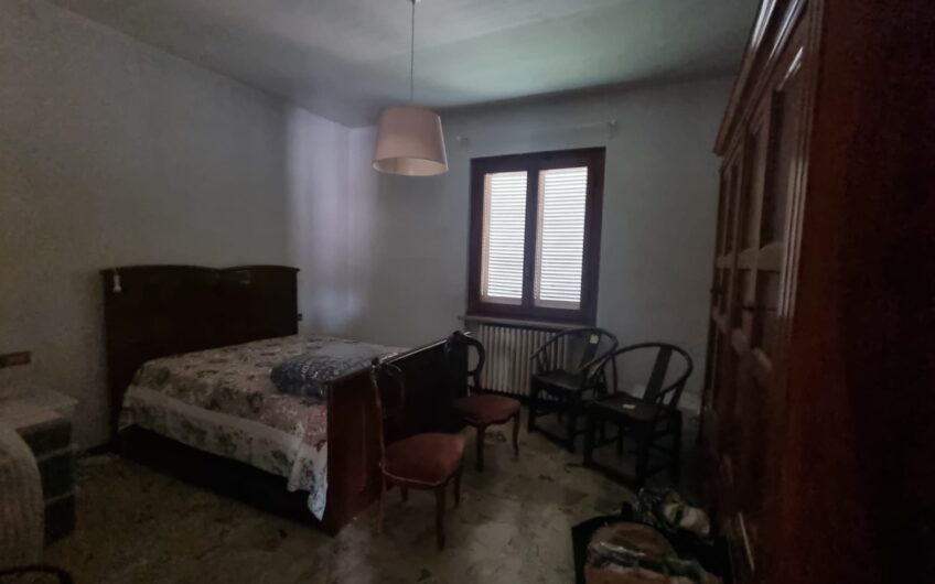 PAVIA VIA TORINO SIGNORILE VILLA INDIPENDENTE UN TRILOCALE CON DOPPI SERVIZI, STUDIO E LAVANDERIA , TERRAZZO AL PIANO RIALZATO E UN BILOCALE + SERVIZI  AL P. TERRA, AMPIO BOX DOPPIO E GIARDINO OTTIMAMENTE PIANTUMATO, EURO 390.000 OCCASIONE RARISSIMA DEL MERCATO