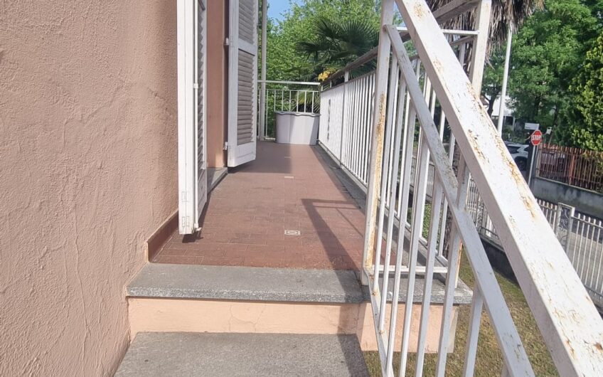 PAVIA VIA TORINO SIGNORILE VILLA INDIPENDENTE UN TRILOCALE CON DOPPI SERVIZI, STUDIO E LAVANDERIA , TERRAZZO AL PIANO RIALZATO E UN BILOCALE + SERVIZI  AL P. TERRA, AMPIO BOX DOPPIO E GIARDINO OTTIMAMENTE PIANTUMATO, EURO 390.000 OCCASIONE RARISSIMA DEL MERCATO