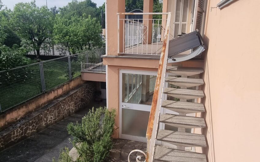 PAVIA VIA TORINO SIGNORILE VILLA INDIPENDENTE UN TRILOCALE CON DOPPI SERVIZI, STUDIO E LAVANDERIA , TERRAZZO AL PIANO RIALZATO E UN BILOCALE + SERVIZI  AL P. TERRA, AMPIO BOX DOPPIO E GIARDINO OTTIMAMENTE PIANTUMATO, EURO 390.000 OCCASIONE RARISSIMA DEL MERCATO