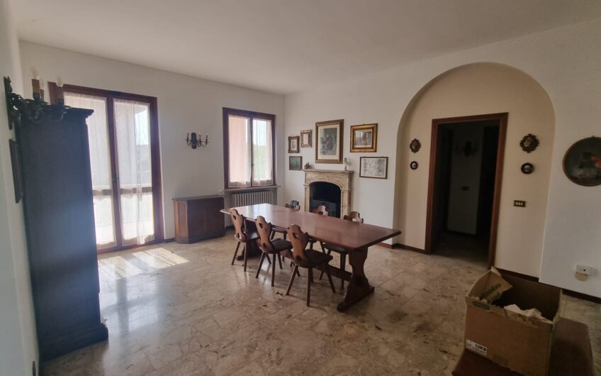 PAVIA VIA TORINO SIGNORILE VILLA INDIPENDENTE UN TRILOCALE CON DOPPI SERVIZI, STUDIO E LAVANDERIA , TERRAZZO AL PIANO RIALZATO E UN BILOCALE + SERVIZI  AL P. TERRA, AMPIO BOX DOPPIO E GIARDINO OTTIMAMENTE PIANTUMATO, EURO 390.000 OCCASIONE RARISSIMA DEL MERCATO