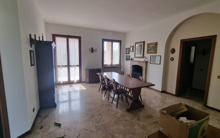 PAVIA VIA TORINO SIGNORILE VILLA INDIPENDENTE UN TRILOCALE CON DOPPI SERVIZI, STUDIO E LAVANDERIA , TERRAZZO AL PIANO RIALZATO E UN BILOCALE + SERVIZI  AL P. TERRA, AMPIO BOX DOPPIO E GIARDINO OTTIMAMENTE PIANTUMATO, EURO 390.000 OCCASIONE RARISSIMA DEL MERCATO