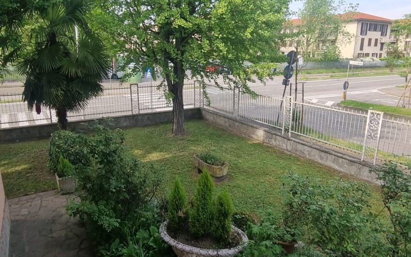 PAVIA VIA TORINO SIGNORILE VILLA INDIPENDENTE UN TRILOCALE CON DOPPI SERVIZI, STUDIO E LAVANDERIA , TERRAZZO AL PIANO RIALZATO E UN BILOCALE + SERVIZI  AL P. TERRA, AMPIO BOX DOPPIO E GIARDINO OTTIMAMENTE PIANTUMATO, EURO 390.000 OCCASIONE RARISSIMA DEL MERCATO